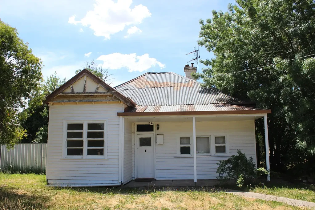 HOUSE TO LET!