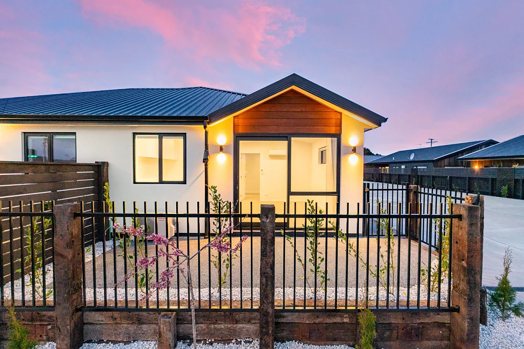 Mosgiel 1ਬੈੱਡਰੂਮ Street-front & brand new & poolside