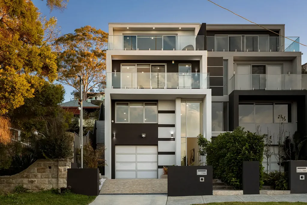 Earlwood 4房 四层电梯豪宅 Statuario Caesarstone厨房 私人影院健身房 主卧豪华套间 河滨生活方式 Stunning Architectural Residence with Panoramic District Views & Private Cabana