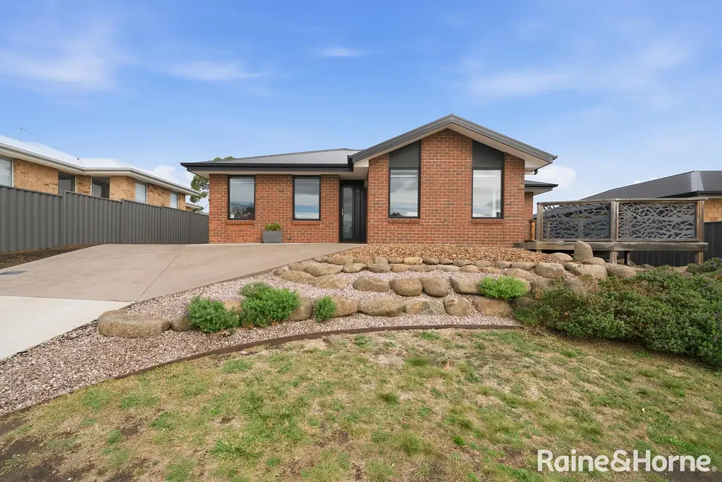 Midway Point 3房  Versatile Living in a Prime Waterside Position