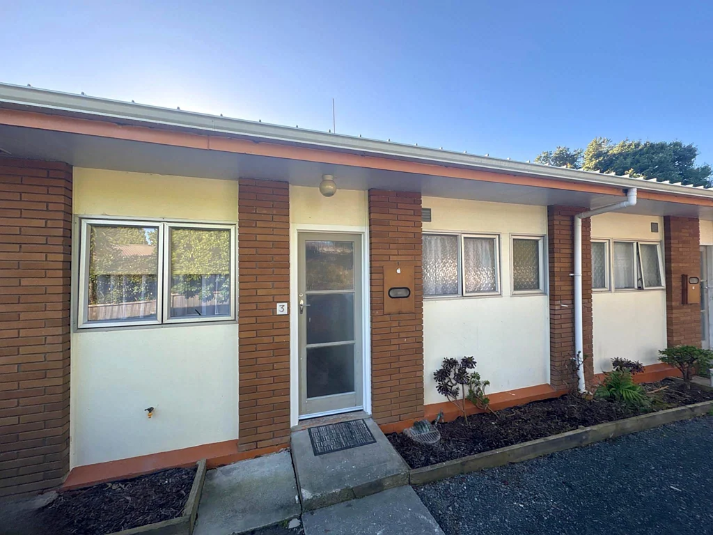 Freshly Renovated - Central 1 Bedroom Unit