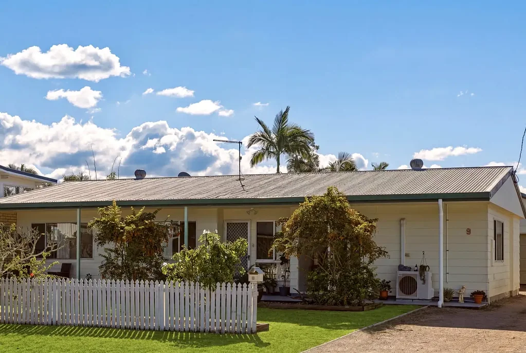 Beachmere 3房 Beachmere中心低层住宅 600㎡宽敞地块 开放式家庭起居 实用厨房 侧通道车库储物 紧邻滨水区与设施 Move-In Ready Family Home with Side Access, Shed & Coastal Convenience