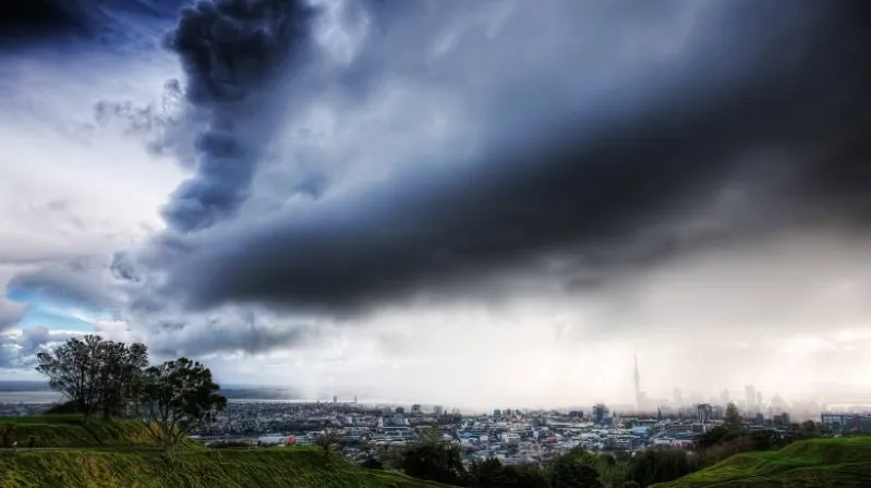 夏季狂风暴雨席卷全国，南岛地区发出暴雨预警......