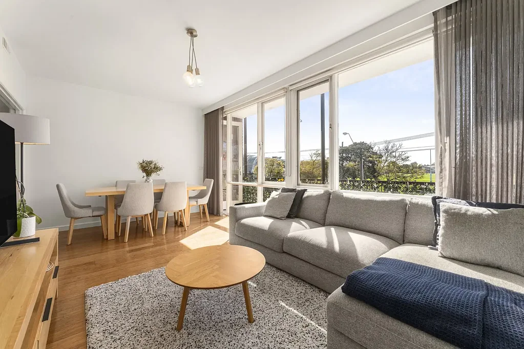 Elsternwick 3房 精致生活，坐拥宽敞空间、明亮采光和北向景观 Refined Living with Space, Light & Northern Outlooks