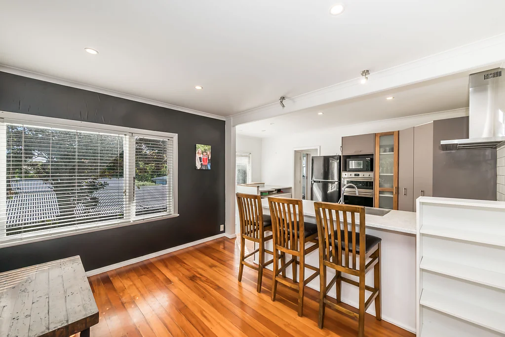 Paraparaumu 4房  Vendors Instructions Were Crystal Clear -SOLD SIGN