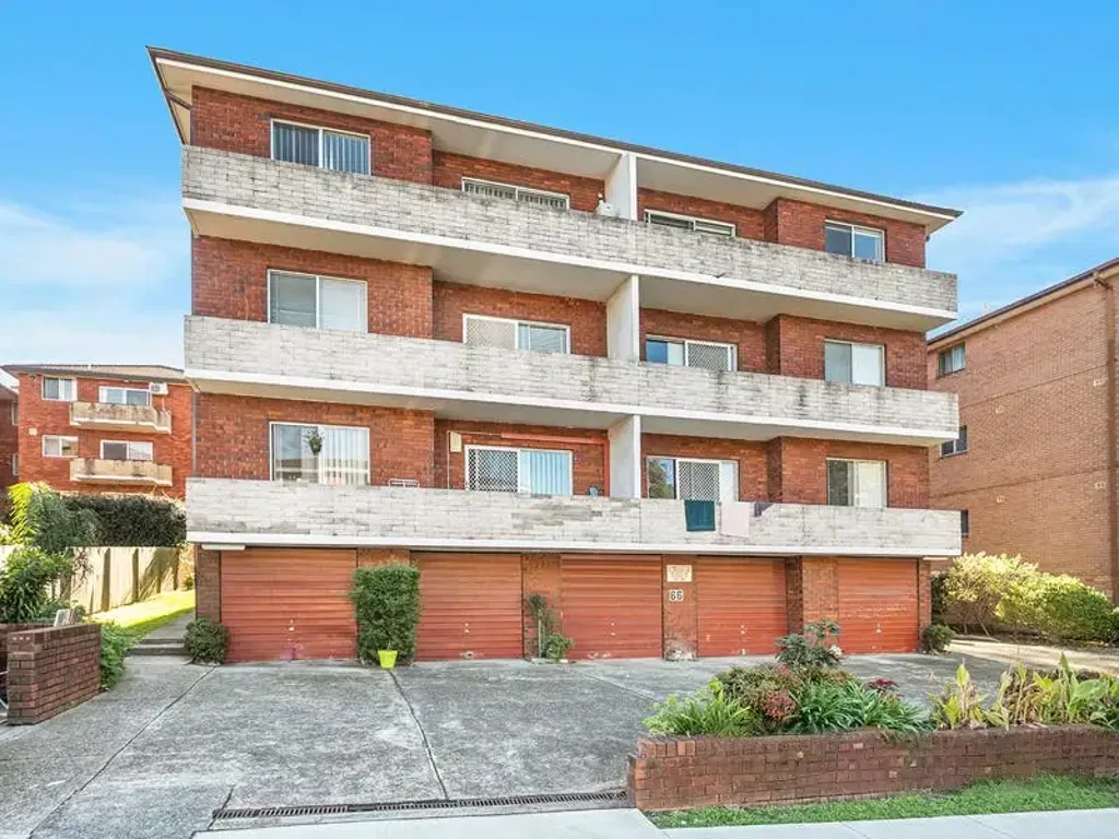 Well presented apartment close to the station