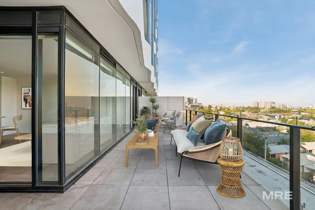 Footscray 2房 Footscray便捷社区 115㎡奢阔阳台 充足采光 开放式设计 现代厨房 两卧两卫 城市便利生活 Modern apartment with huge balcony and panoramic views