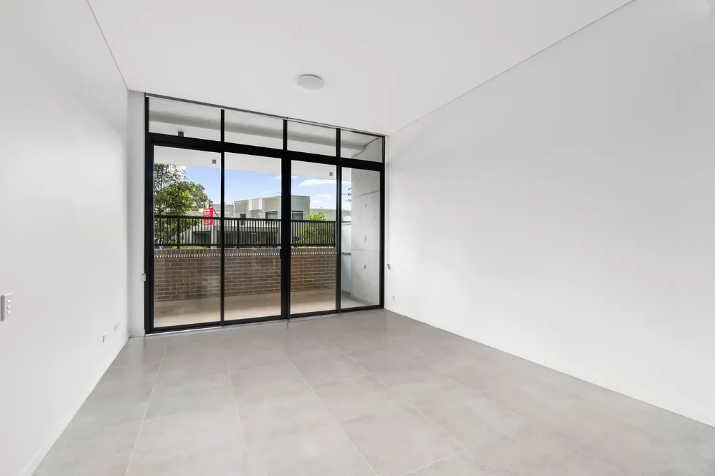 Oversized Modern & Spacious Three Bedroom Apartment