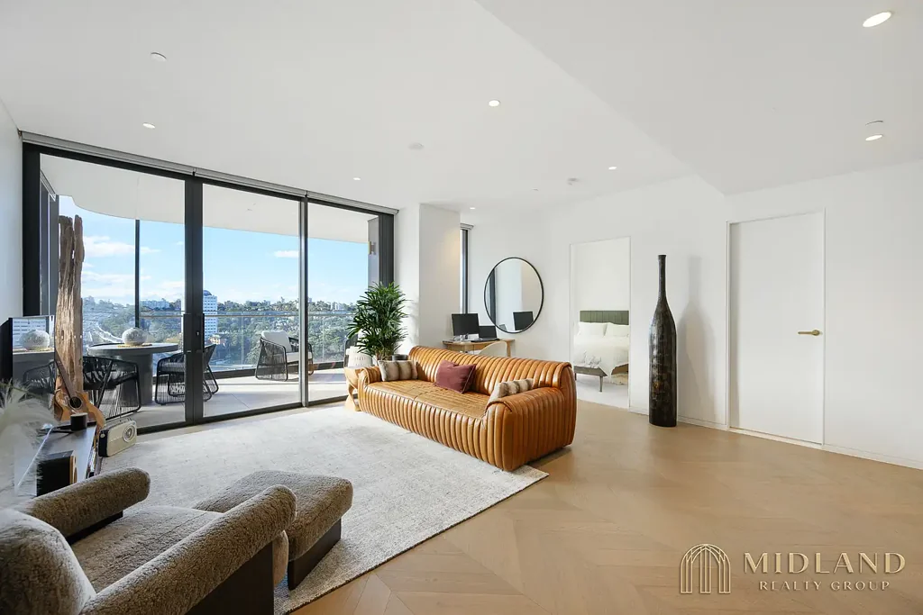 Milsons Point 1Moenga Elegant One-Bedroom Apartment in Harbourside Milsons Point Setting