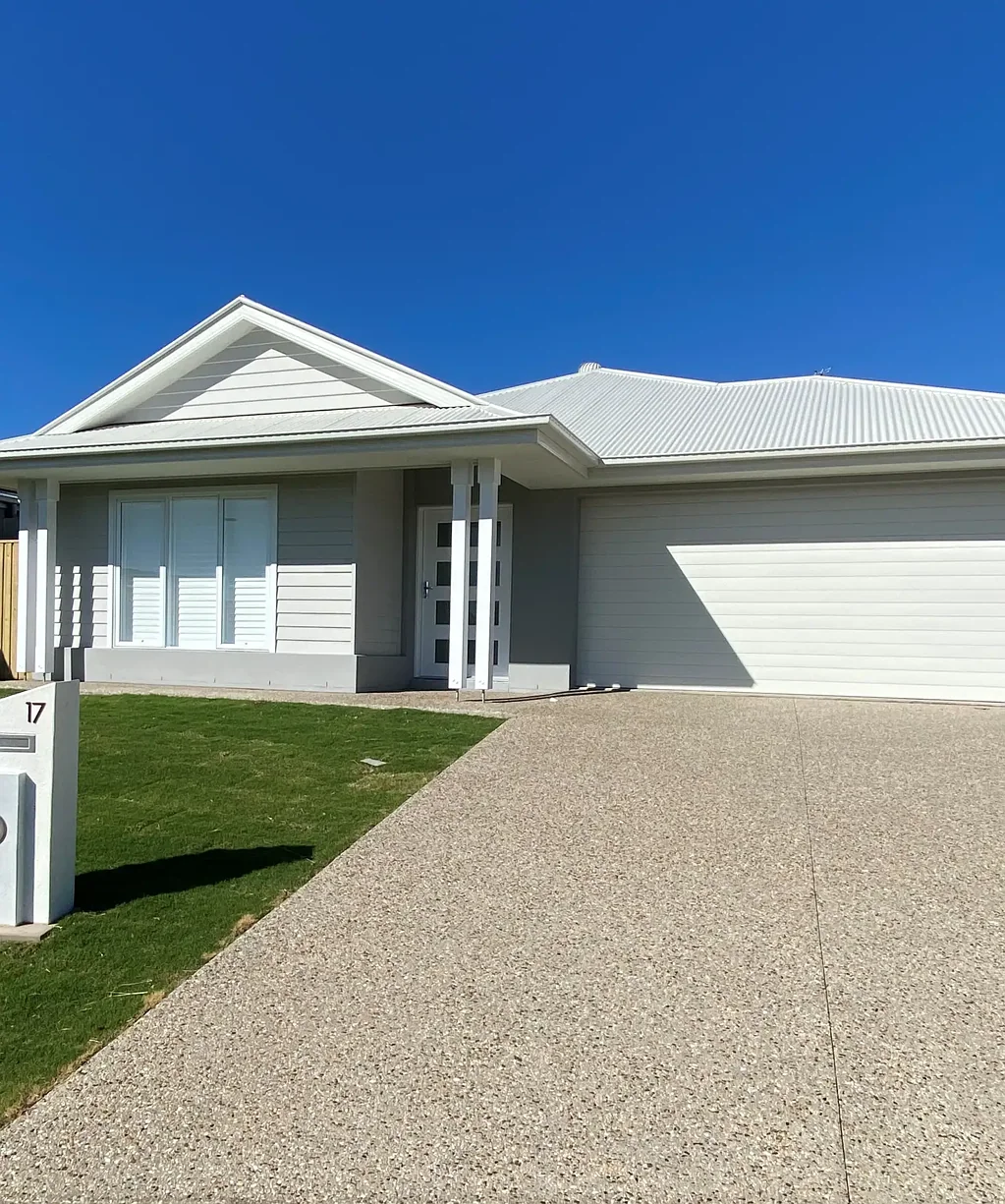 4 BEDROOM HOME IN PALMVIEW WITH 4 LIVING AREAS!!!