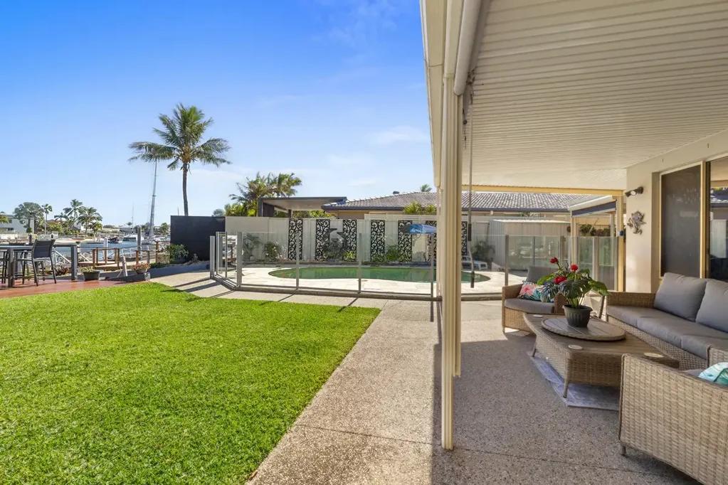 Minyama 4 Slaapkamer Deep Waterfront Living in Blue-Chip Minyama