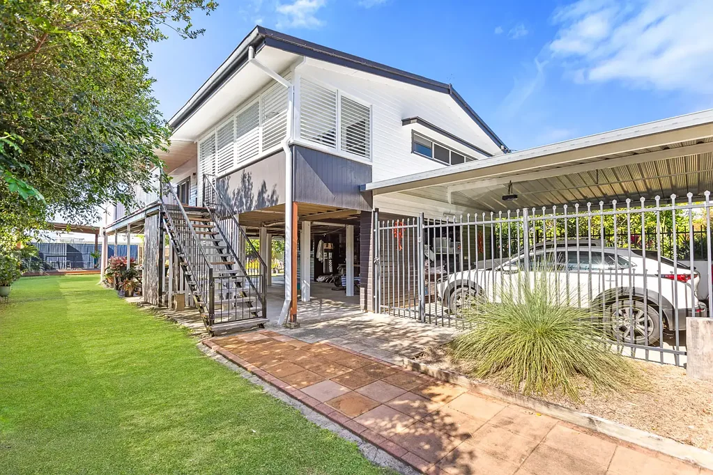 Westcourt 3Kwarto Beautifully Renovated Queenslander with Endless Potential Close to the City!
