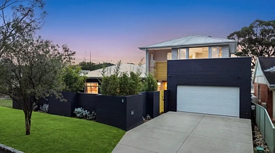 Bateau Bay 4房  Impressive Family Home Offering Space, Style & Coastal Convenience