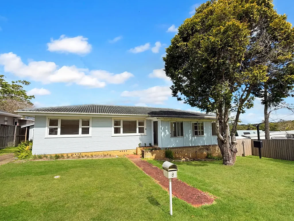Charming Elevated Home with a Large Fenced Yard, Walk to Bangalow Village