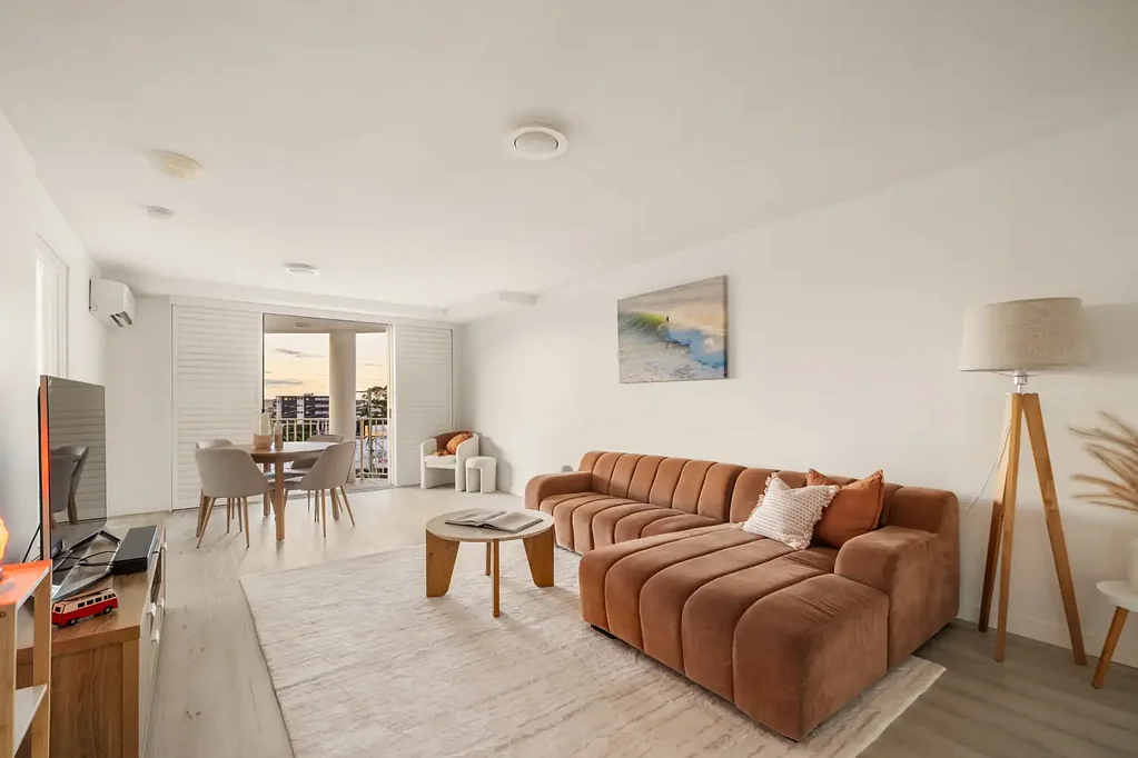 Redcliffe 3 Bedroom CONTEMPORARY APARTMENT IN VIBRANT COASTAL LOCALE