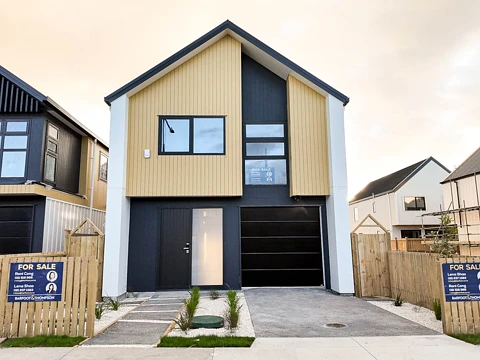 Karaka 4房 Karaka Village 匠心独栋，配套完善，轻松通勤，开启完美理想高品质生活！ Step into the Enchanting Karaka Village Community!