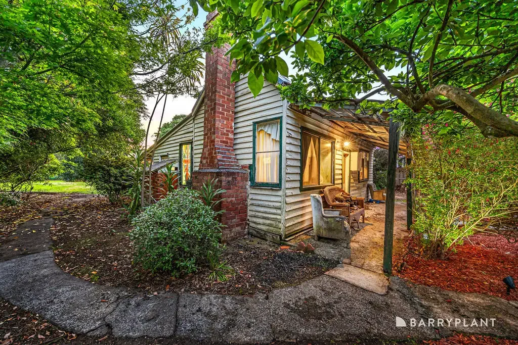 Millgrove 2 Bedroom Original Cottage with Oodles of Charm on the River in the Best Street of Millgrove!