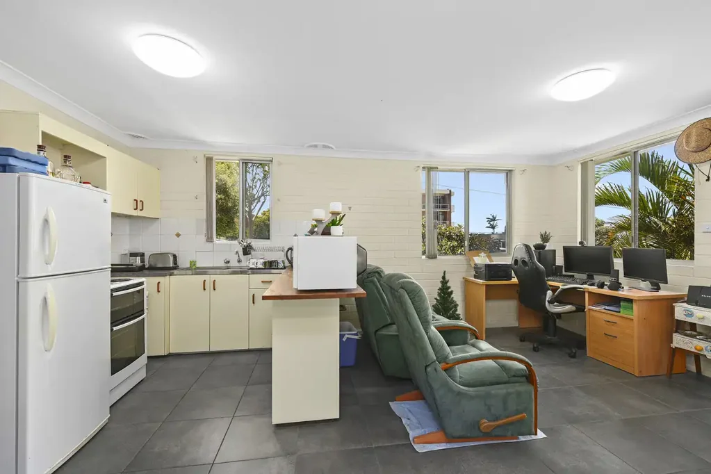Walking Distance to Port CBD
