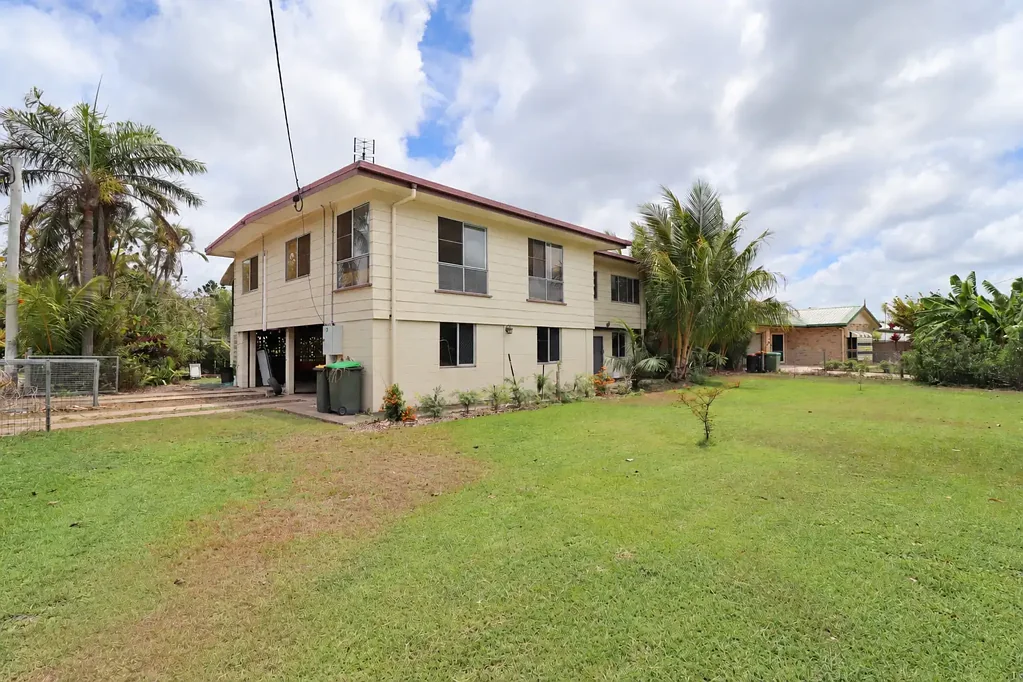 Ayr 3कमरा Spacious High-Set Home with Pool, Tropical Gardens & Dual-Level Living