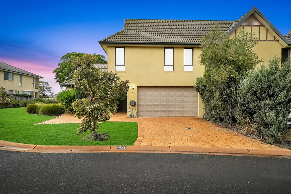 Spacious Four-Bedroom Home in Sanctuary Lakes Estate