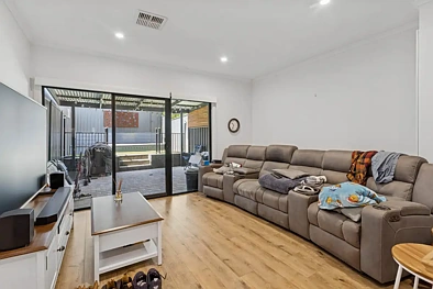 ਰਹਿਣ ਵਾਲਾ ਕਮਰਾ - 20 BROADWATER PL, BLAKEVIEW SA 5114