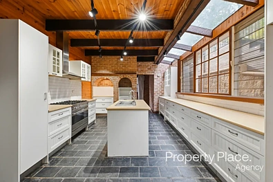 26 Carinya Road, Picnic Point, NSW 2213, 5房, 3浴, House
