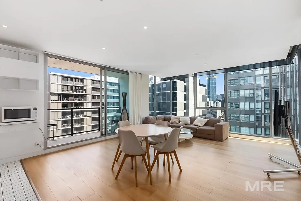 Furnished apartment with city fringe living