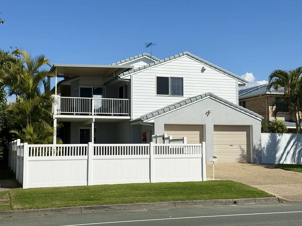 Rothwell 4Zimmer Beautiful 4 bedroom renovated family home. Bring the kids, pets, boat and caravan!