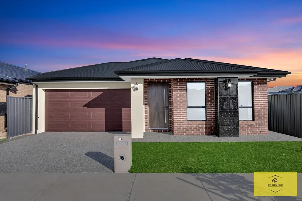 Tarneit 4房 宽敞四卧 主卧带步入式衣帽间 现代美食厨房 石材台面 高天花板 便捷CBD 30分钟 车库齐全 BRAND NEW HOME IN THE HEART OF GRAND CENTRAL ESTATE!!!