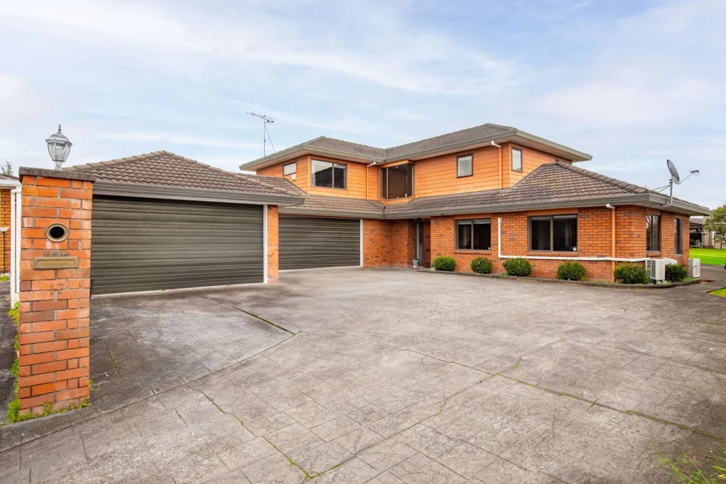 Chartwell 5房  Huge Garaging - In Need Of Modernising