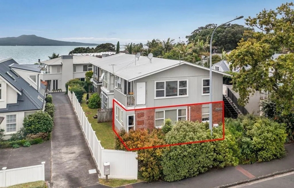 Stunning 2-Bedroom Ground Floor Apartment in T...