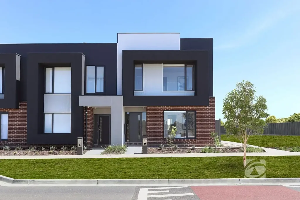 WELL-PRESENTED FOUR-BEDROOM TOWNHOUSE WITH PRIVATE COURTYARD