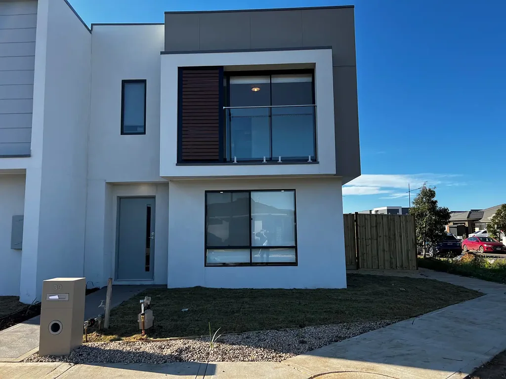 Splendid 3Br Modern Townhouse in Thornhill Park!