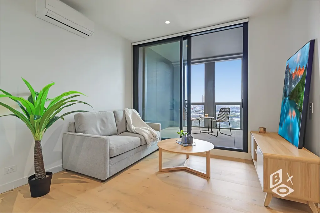 Modern 1 Bedroom + Study Apartment in Award-Winning R.Iconic