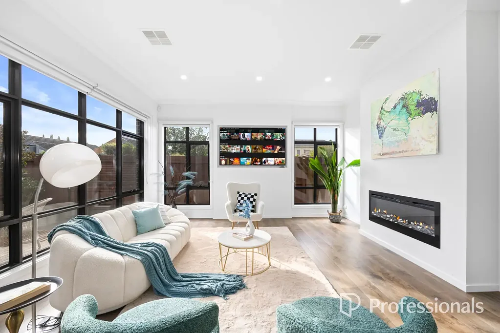 Glen Waverley 4房 近新住宅设计 临近Glen Waverley中学 东北向阳光庭院 高端地暖空调 私密四卧套房 双车位无物业费 Walk to GWSC – Light-Filled Family Living with No Body Corp