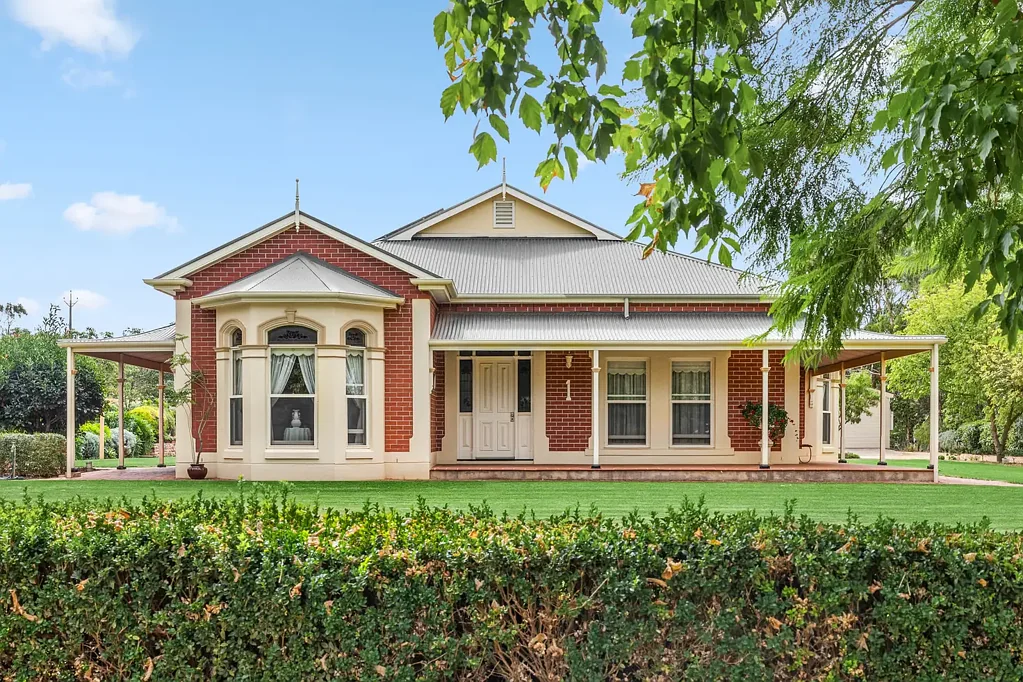 Greenock 4chambre A Thoughtfully Crafted Home on Over an Acre of Possibility & Space.