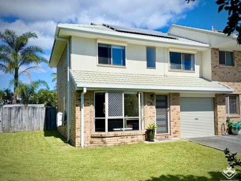 Burleigh Waters 3 Bedroom Spacious 3 bedroom townhouse in a great location