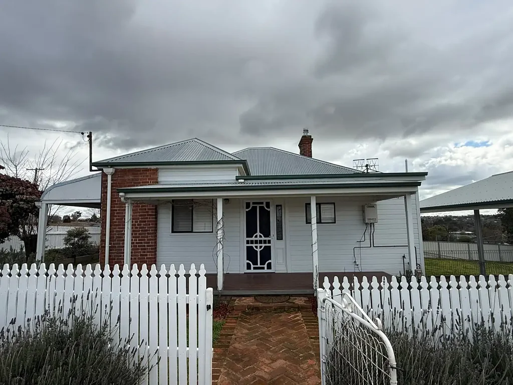 Timeless Cottage Charm on Nearly an Acre — $500/week