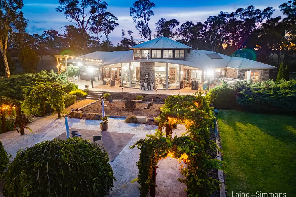 Armidale 5બેડરૂમ Breathtaking Property On The Edge Of Town That Might Just Have It All!
