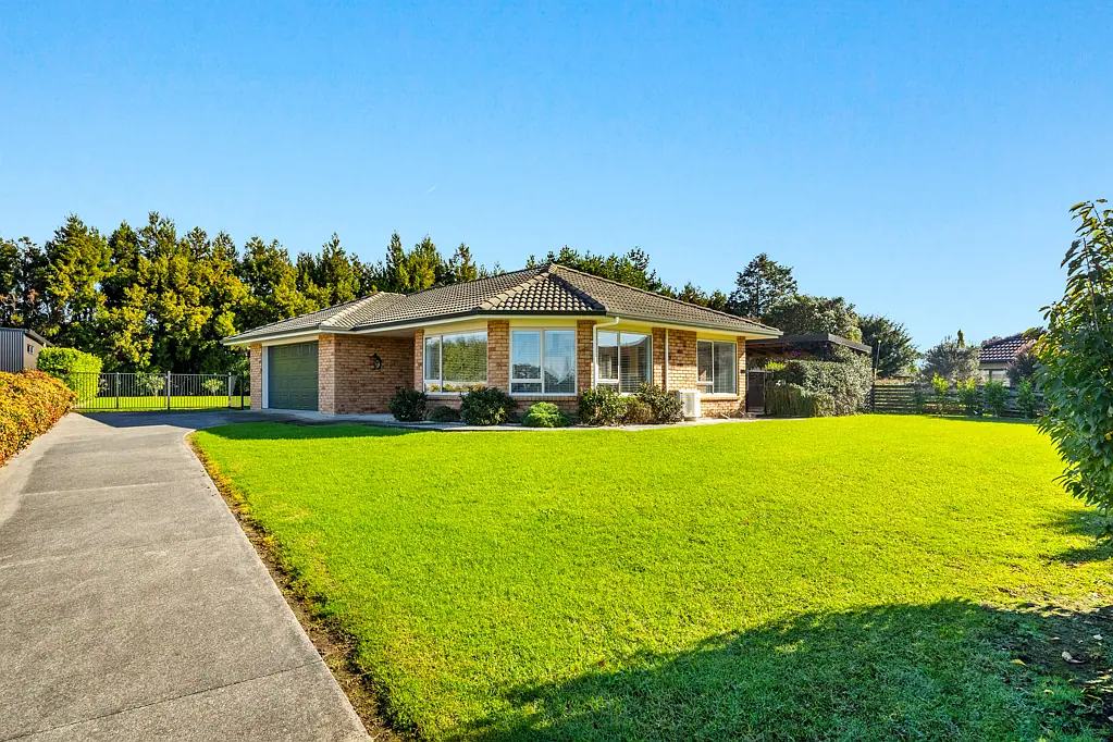 Helensville 3ਬੈੱਡਰੂਮ Beachside Living - Big on Space and Lifestyle