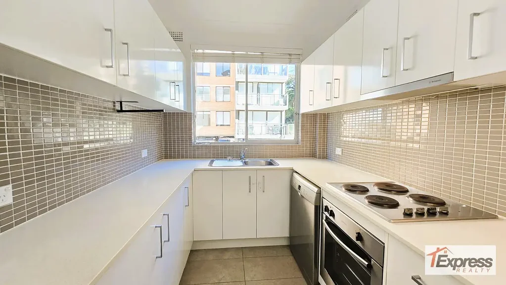 SPACIOUS MODERN TWO BEDROOM APARTMENT WITH LOCK-UP GARAGE