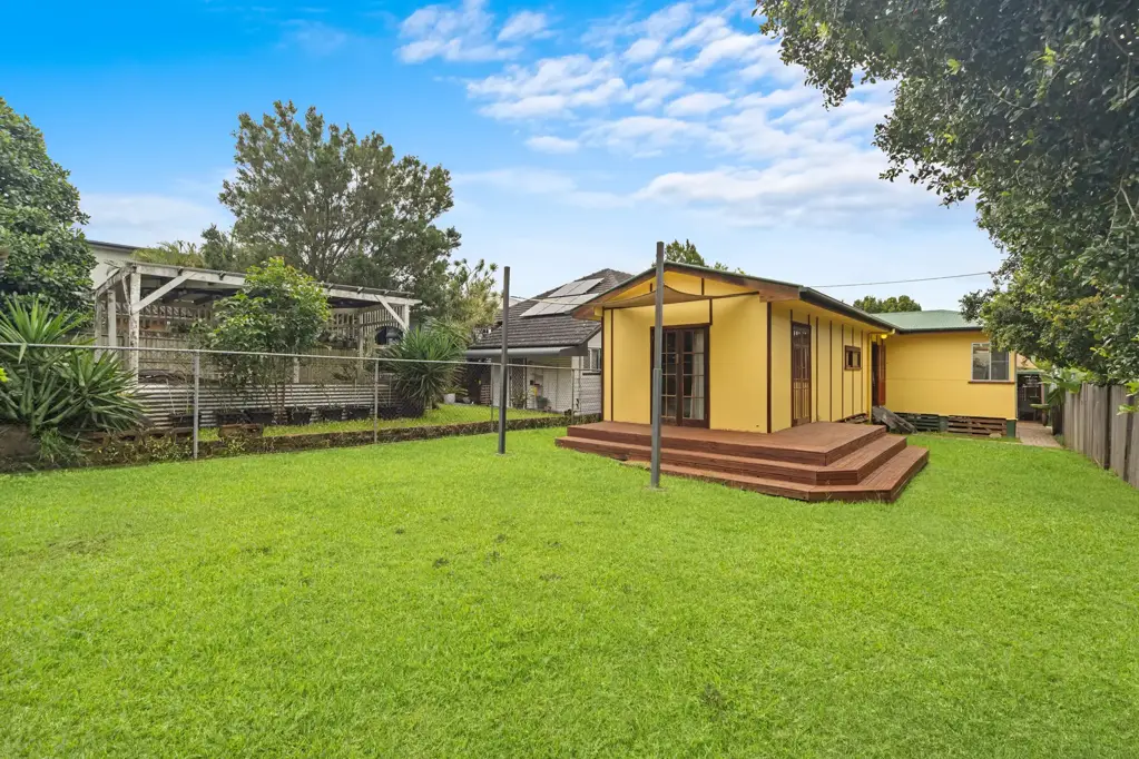 Zillmere 3कमरा Low-set bungalow in quiet Zillmere street - move in, renovate or rebuild