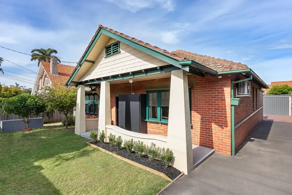 Flexible family-sized living in a quiet street.