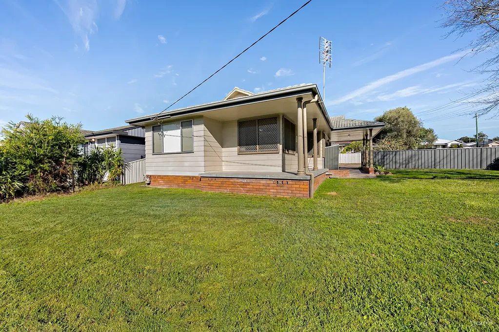 REFRESHED AIR-CONDITIONED FAMILY HOME CLOSE TO SCHOOLS AND PARKS