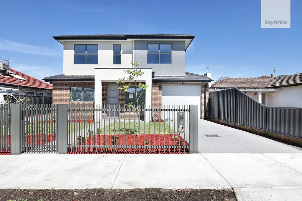 Townhouse in sought after location!