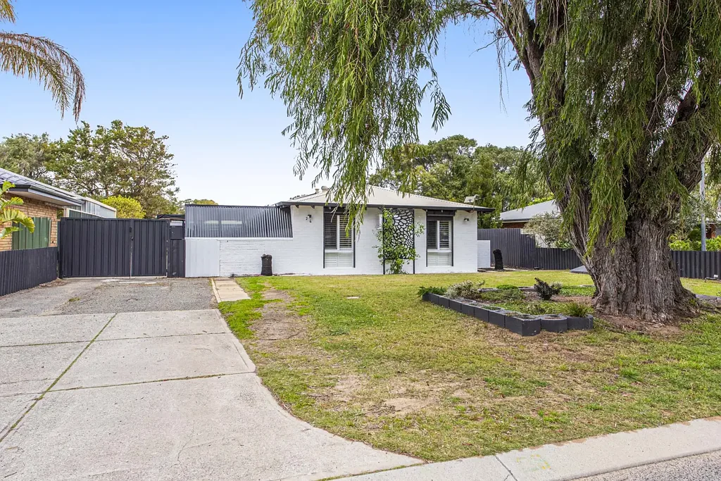 Warnbro 3Moenga GORGEOUS AND UNIQUE RENOVATED HOME ON LARGE BEACH SIDE BLOCK