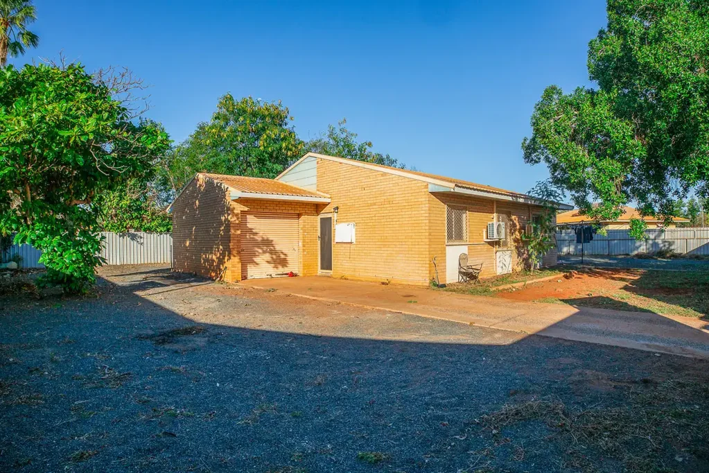 South Hedland 3 Slaapkamer 750m2 Corner Block + Lock Up Garage + Brick Home!