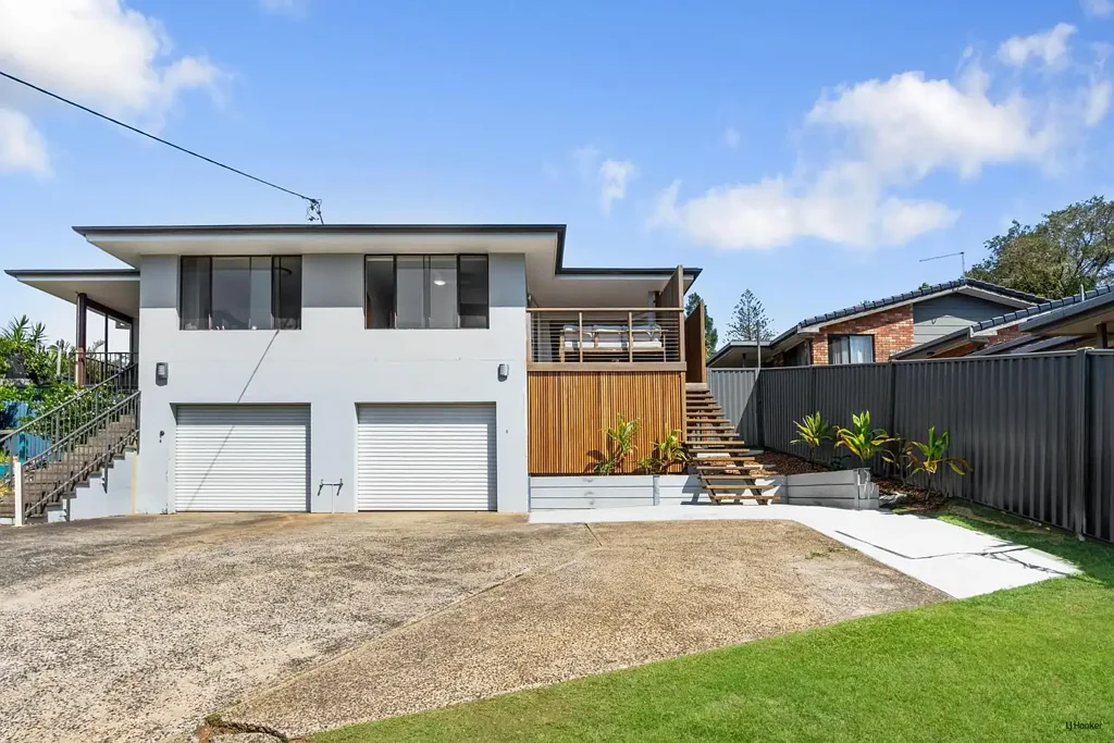 Banora Point 3房  Charming Duplex with Serene Ocean Views