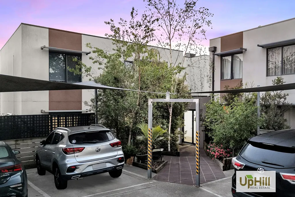 Carrum Downs 2房 开放式生活用餐 宽敞厨房早餐吧 两卧内置衣柜 分体空调全屋 靠近公交车站 周边学校环绕 购物中心便捷 全围栏后院宁静 ON HOLD