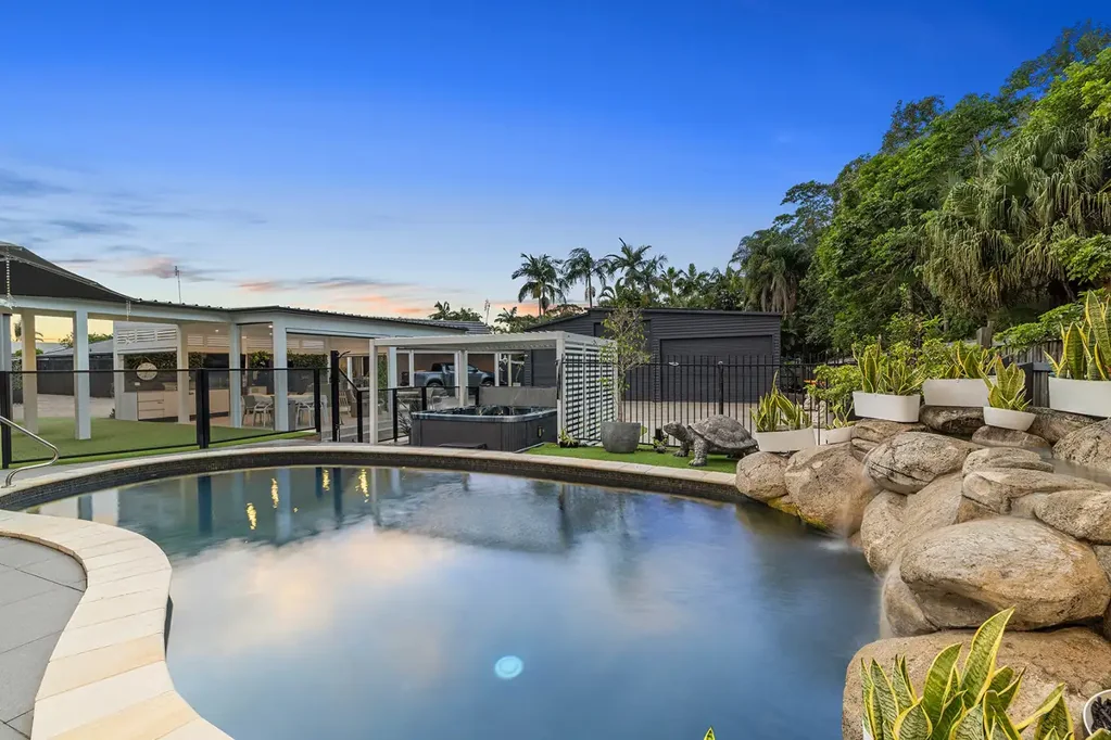 Mooloolaba 5部屋 ACREAGE SCALE LIVING IN THE HEART OF MOOLOOLABA
